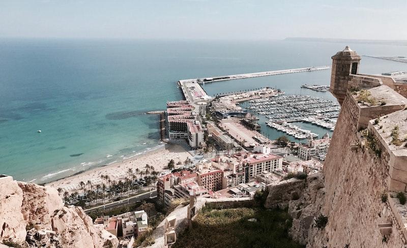 Vue de la ville d'Alicante et la mer depuis le chateau et les falaises