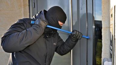 Un cambrioleur devant une maison en espagne