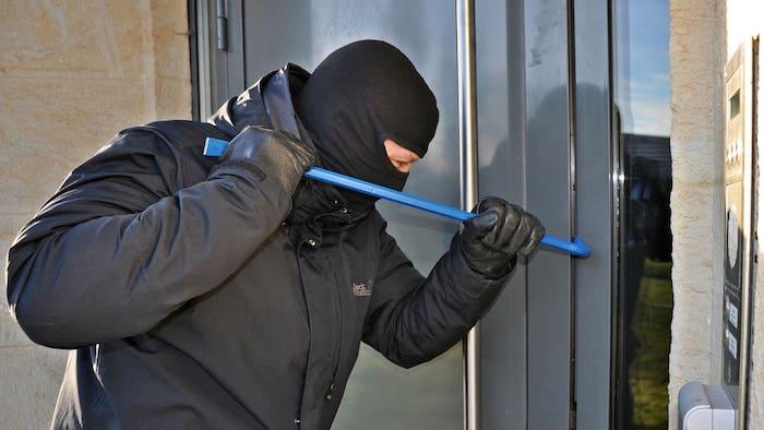 Un cambrioleur devant une maison en espagne