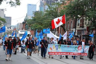 Des travailleurs manifestants durant la fête du travail au Canada