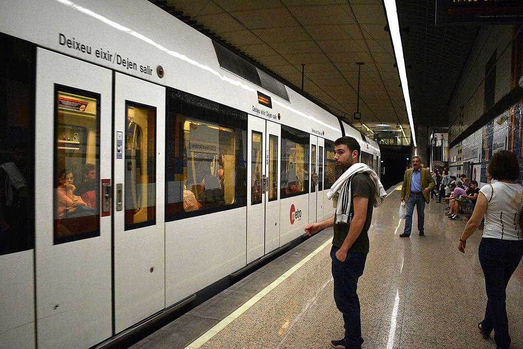 des personnes devant un metro sur un quai a valencia