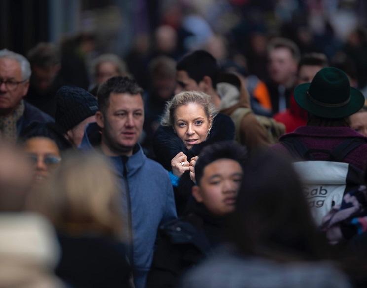 un couple marche dans la foule à Barcelone