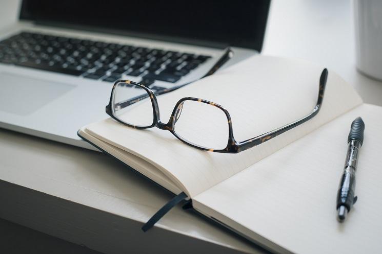 une paire de lunettes posée sur un ordinateur portable