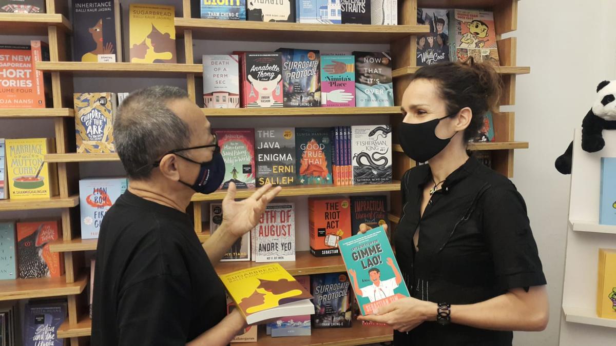 Edmund Wee discute dans une librairie à Singapour