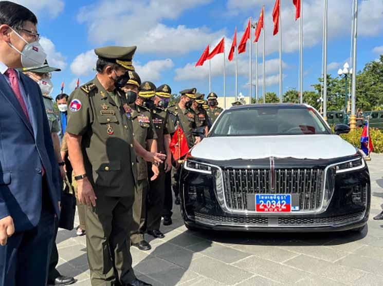 La Chine offre des voitures de luxe au Ministère de la Défense cambodgien Torn Chanritheara cambodianess