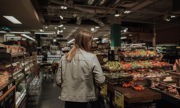 Une femme fait ses courses au supermarché 