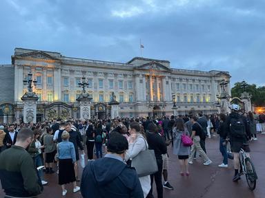 annonce, foule devant le palais à Londres