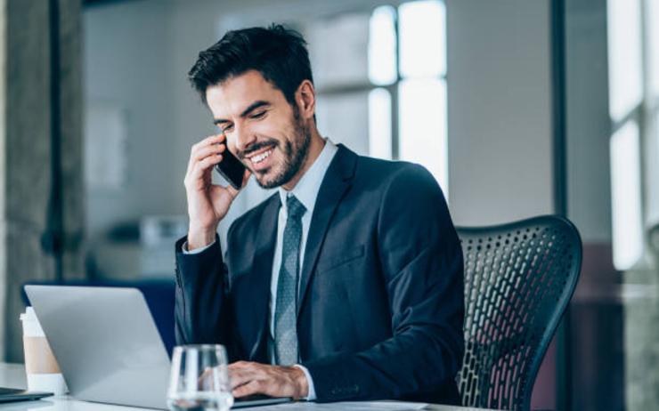 banquier au téléphone 