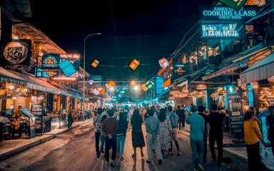 une rue éclairée et animée le soir au Cambodge 