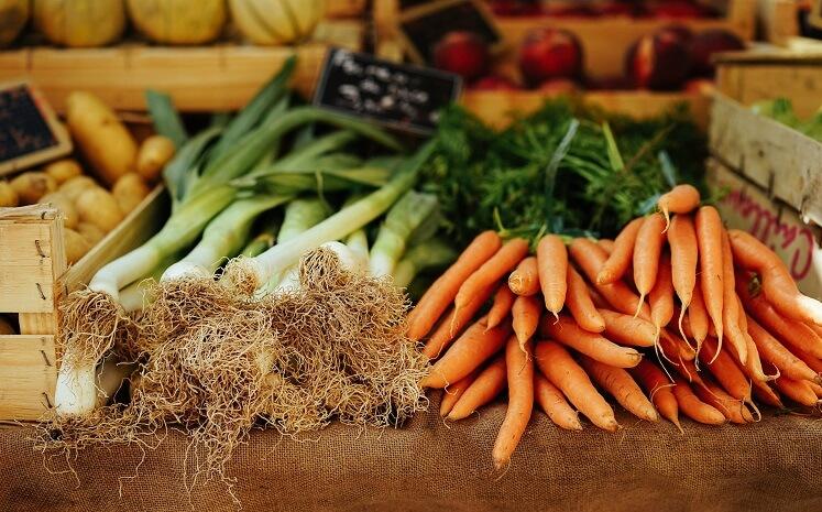 carottes et poireaux sur un étale de marché