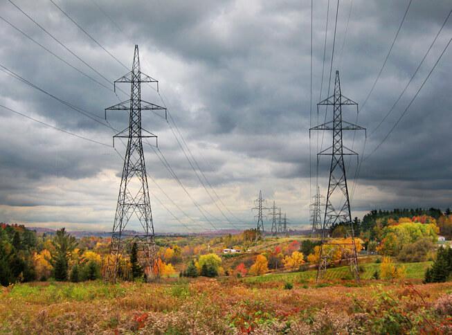 des pylônes qui symbolisent le coût de l'electricité en espagne et europe