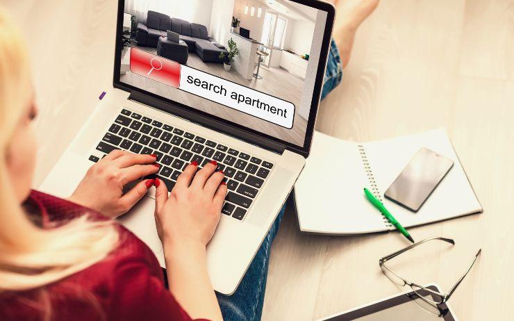 personne recherchant un logement en ligne