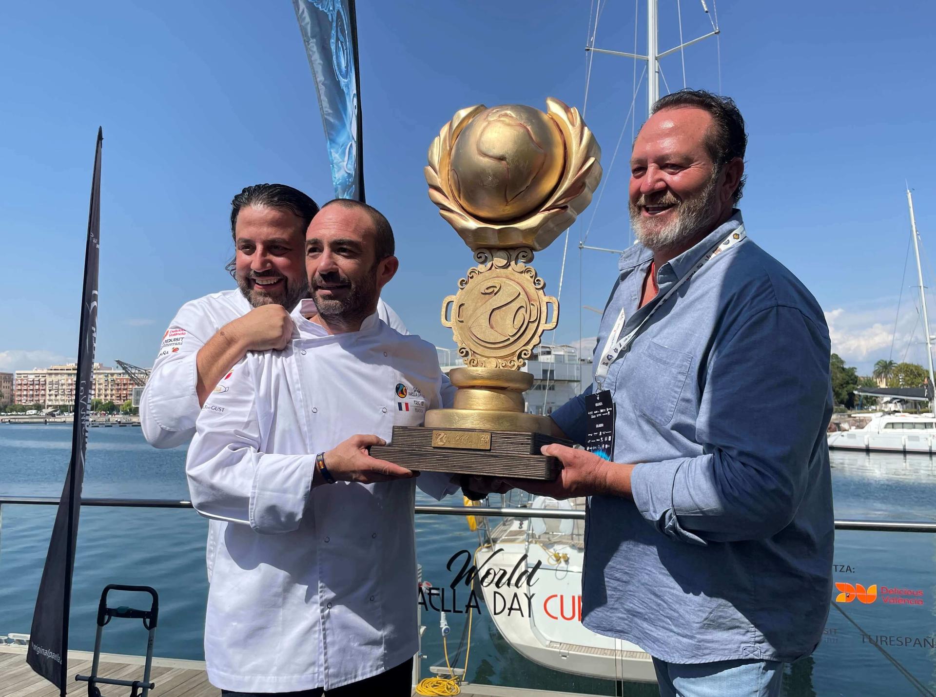 les cuisiniers francais en train de soulever la coupe du monde de la paella