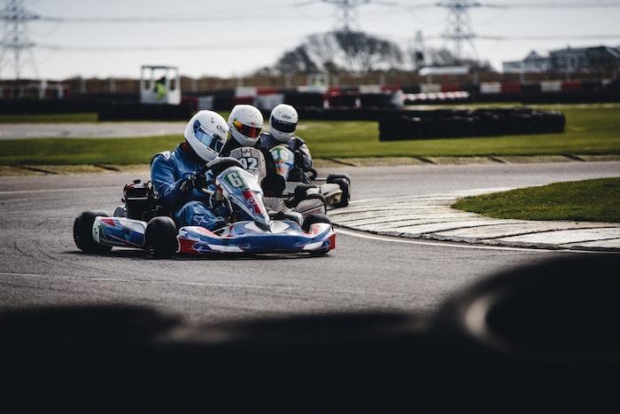 des personnes en train de faire du karting sur un circuit à valencia