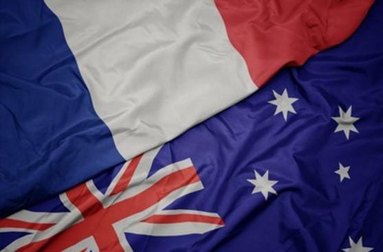 les drapeaux de l'Australie et la France posés ensemble