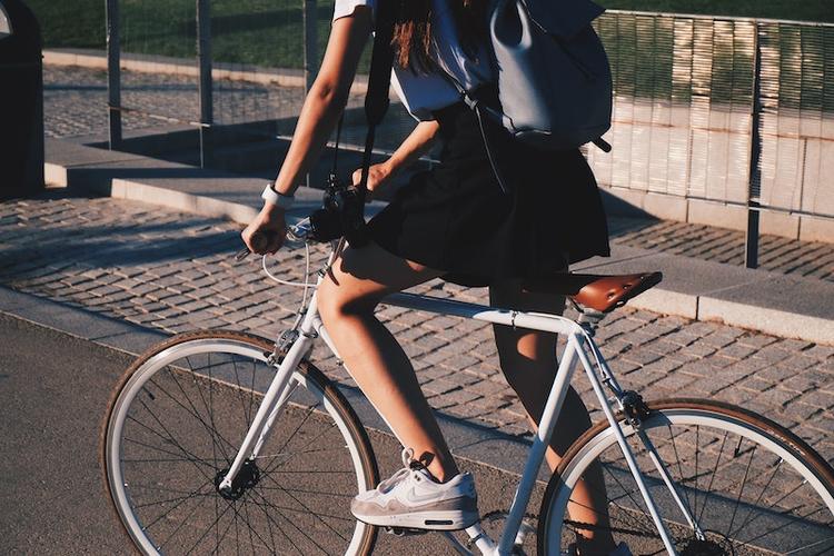 une femme sur un velo blanc en train de rouler a valencia