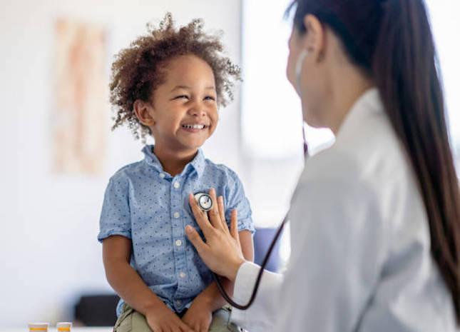 Médecin qui ausculte un petit garçon 