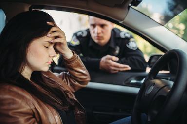 un garde civile met une amende à une conductrice qui a le permis de conduire périmé en espagne