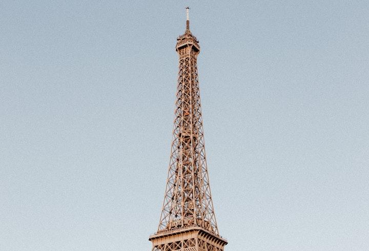 Le monument de Tour Eiffel à Paris, en France