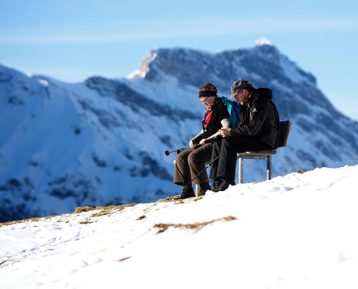 Deux personnes retraitées coulent des jours heureux en Suisse, en montagne 