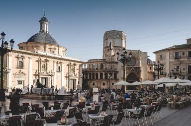 une place avec une eglise a valence