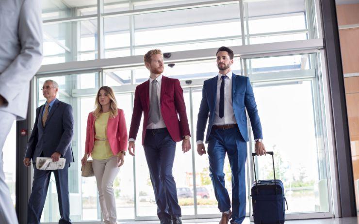 professionnels en voyage d'affaires