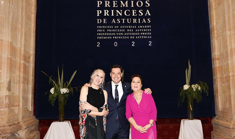 Juanma Moreno, félicite María Pagés et Carmen Linares