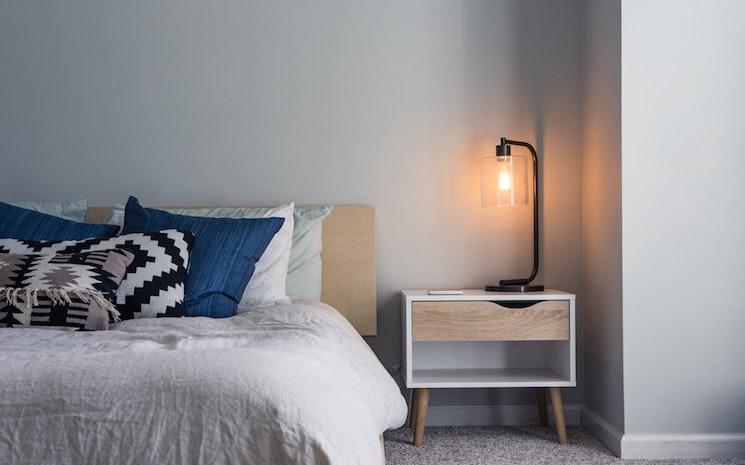 Chambre avec une lampe, logement