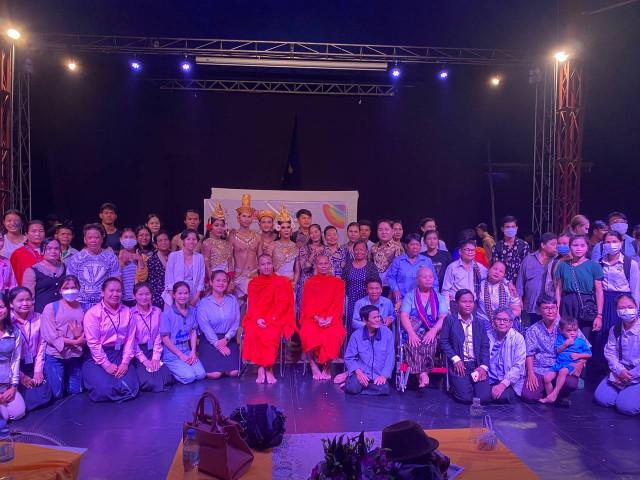 Les participants à l'événement de la communauté LGBTIQ+ du 30 septembre posent pour une photo de groupe dans le théâtre:chapiteau de l'ONG Phare Ponleu Selpak dans la province de Battambang. Photo Teng Yalirozy