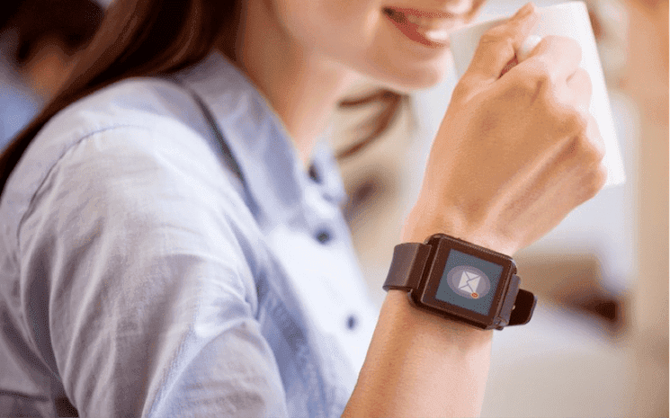 Personne portant une montre Connecté 