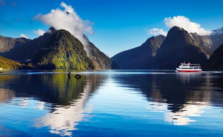 Paysage de montagnes et de lac en Nouvelle-Zélande, avec un temps bleu radieux 