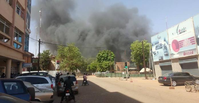 A Ouagadougou , l'ambassade de France est attaquée 