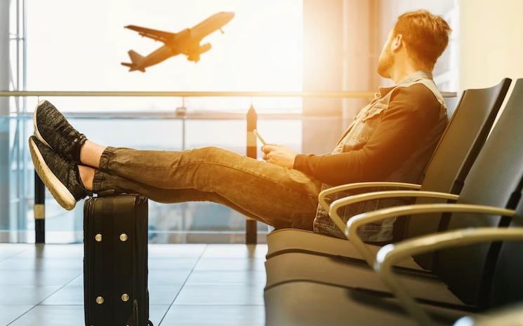 Un passager attend son avion dans l'aéroport de Hong Kong 