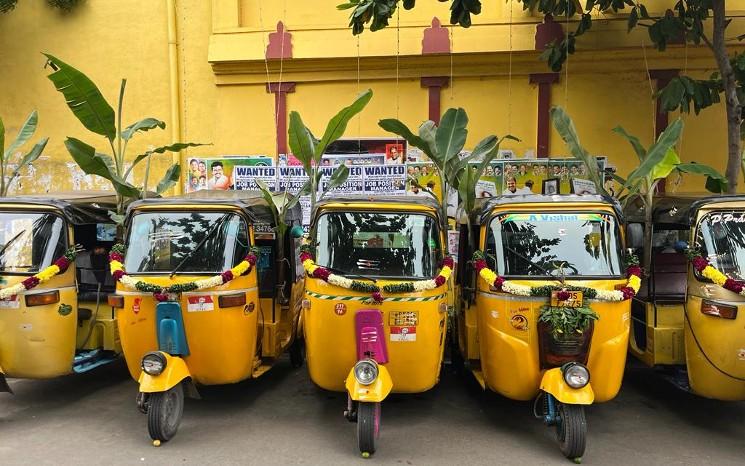 Rickshaws décorés pour Ayudha Puja à Pondichery en 2022