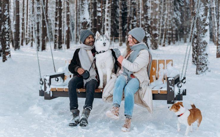 couple en extérieur à la montagne
