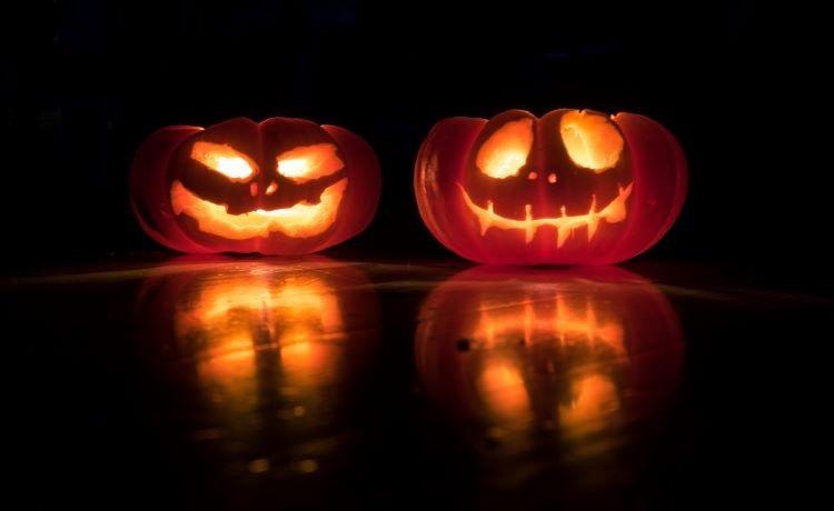 deux citrouilles d'halloween éclairées