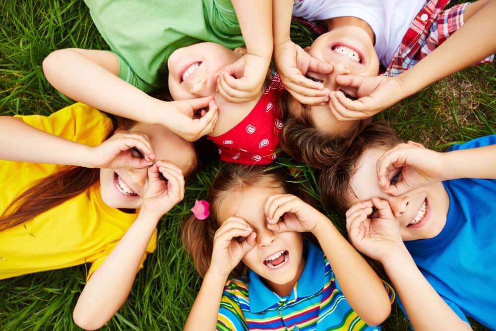 des enfants allonges sur l herbe a valencia