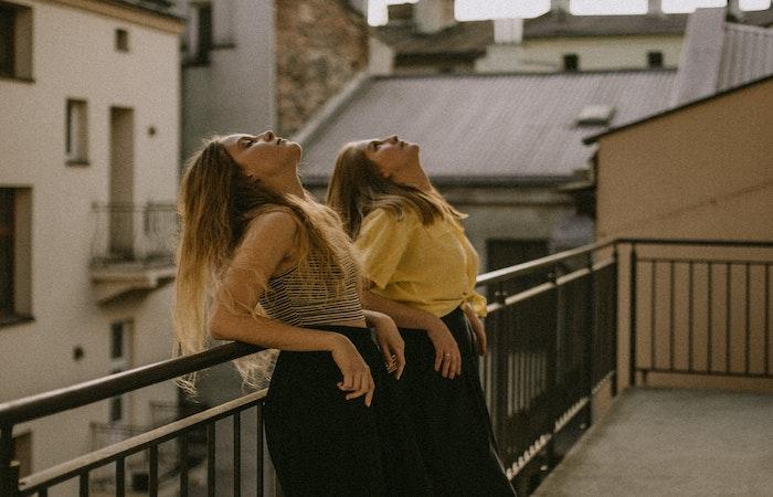 Deux jeunesse prélassent sur un balcon