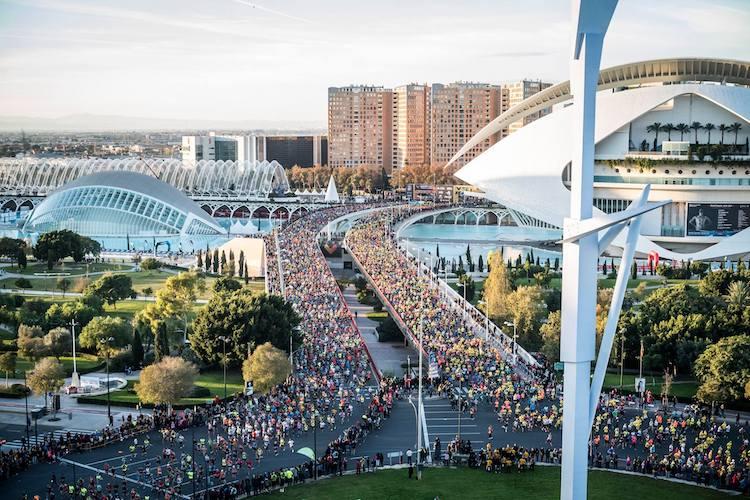 une foule en train de courir au marathon de Valencia