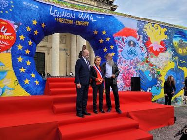 Le mur Lennon gonflable installé à Paris jusqu'au 21 octobre