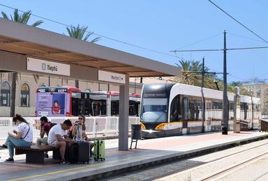 un tram en train de rouler sous le ciel bleu