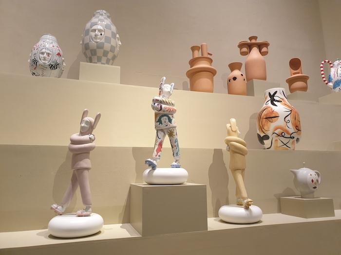 des porcelaines Lladró exposées dans une vitrine