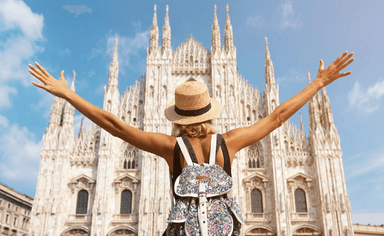 une jeune femme touriste devant le duomo de Milan