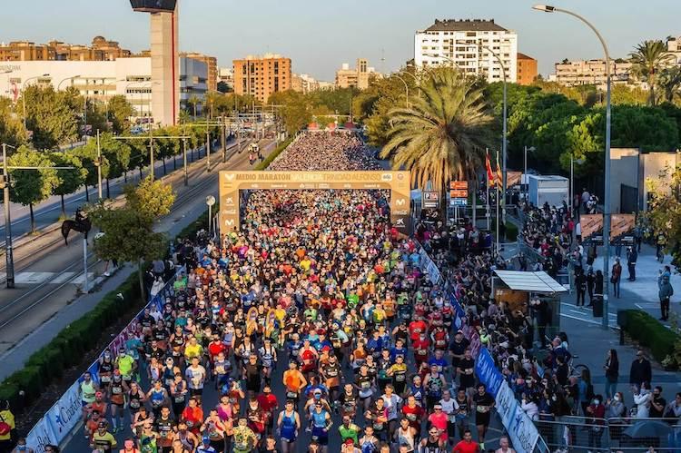 un groupe de coureurs lors du marathon de valencia 