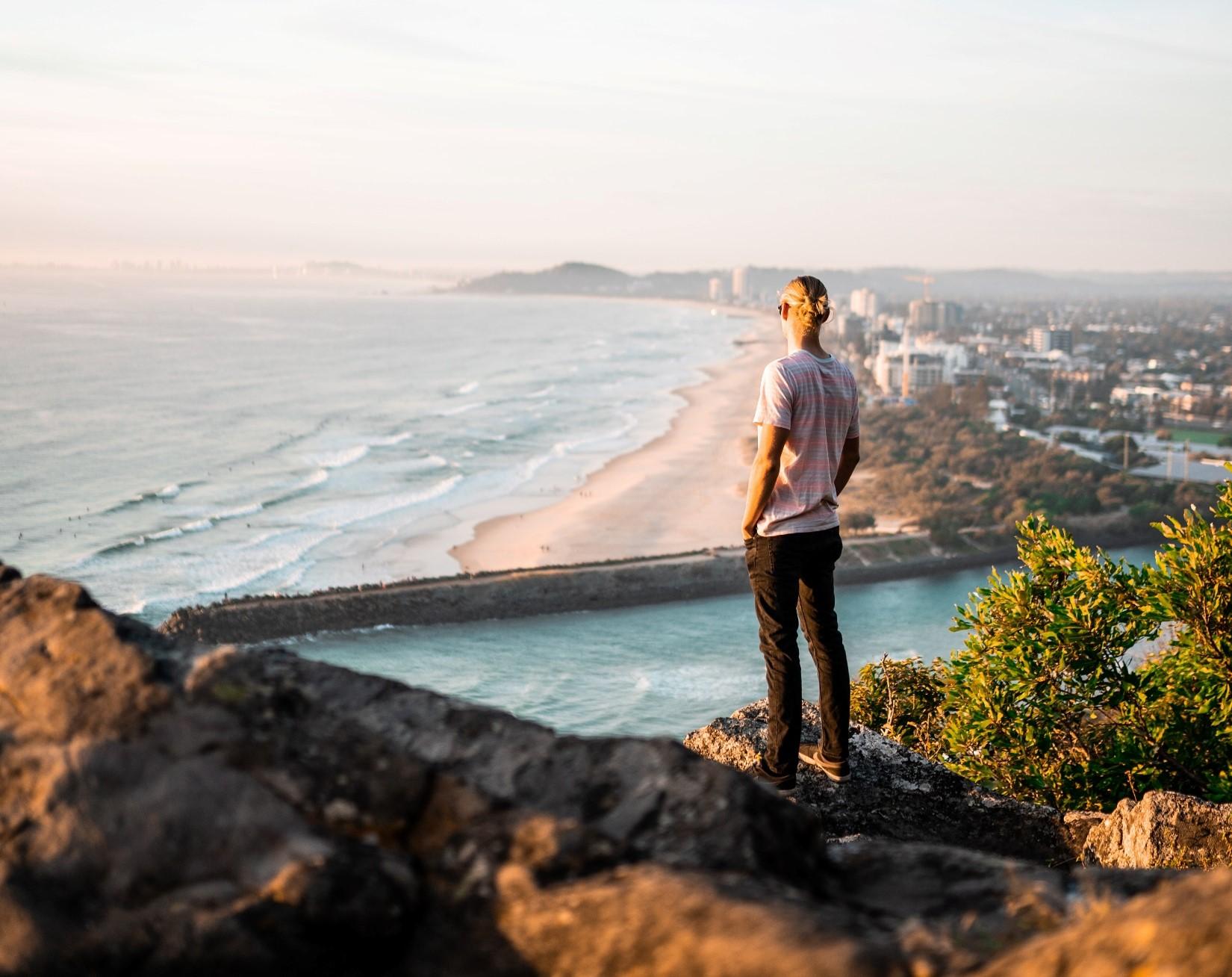 Un étudiant en Australie regarde le paysage 