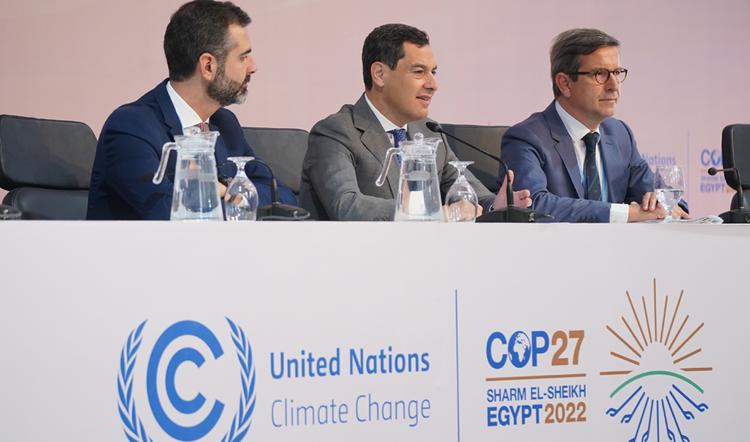 Ramón Fernández-Pacheco, Juanma Moreno et Jorge Paradela, lors de la présentation du bilan de la participation de l'Andalousie à la COP27.