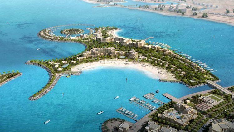 Une île à Dubaï avec la mer turquoise 