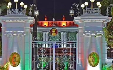 Le Palais du gouvernement illuminé à Pondichery pour le jour de la libération