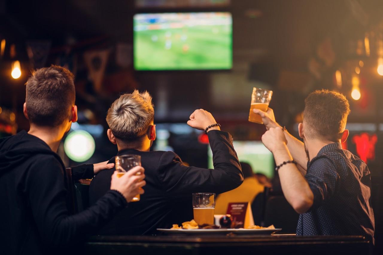 des supporters de football lors d'un match de football dans un bar 