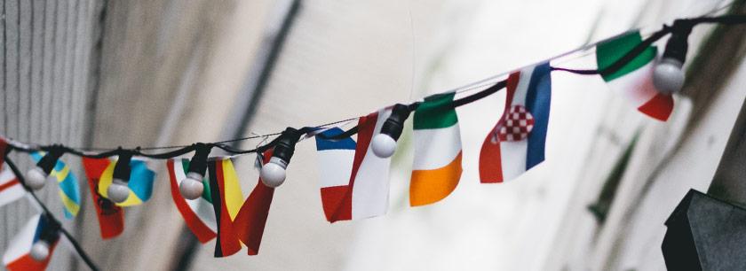 le drapeau Français flotte sur le monde parmis d'autres drapeaux 